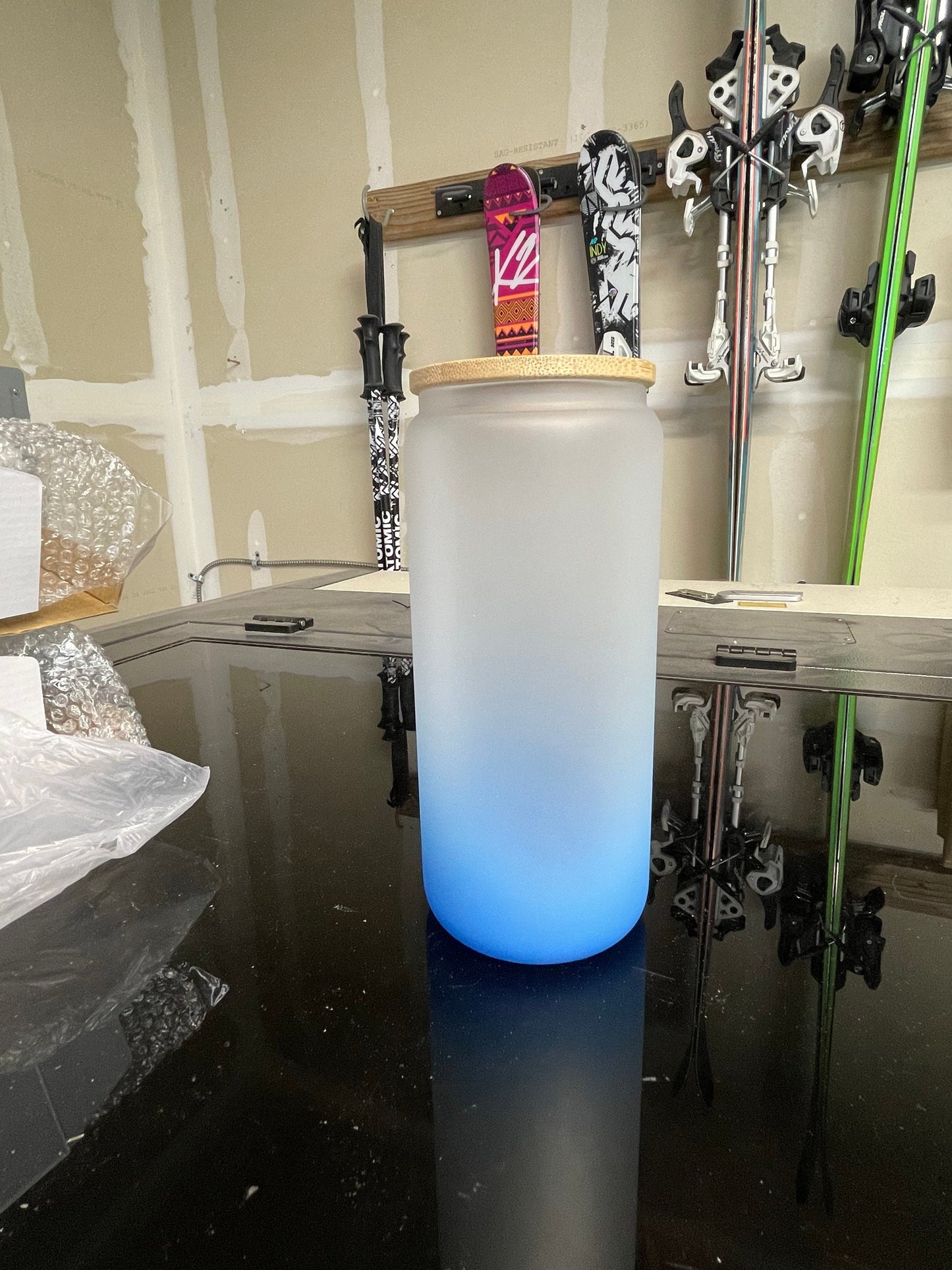 Tequila salty tumbler. Frosted glass With bamboo lid and plastic straw. Choose between 5 colors and 2 sizes.